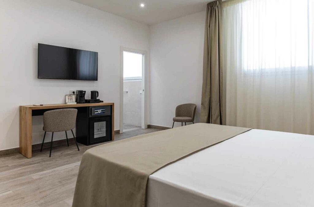 Vista interno camera deluxe sabbia tropea rooms