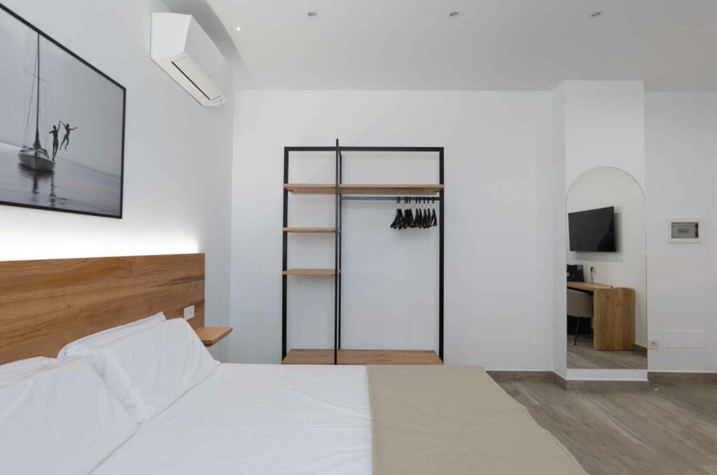 Vista interno camera deluxe sabbia tropea rooms