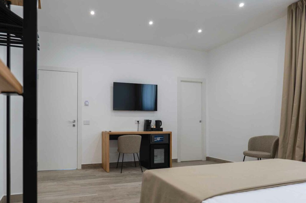 Vista interno camera deluxe sabbia tropea rooms