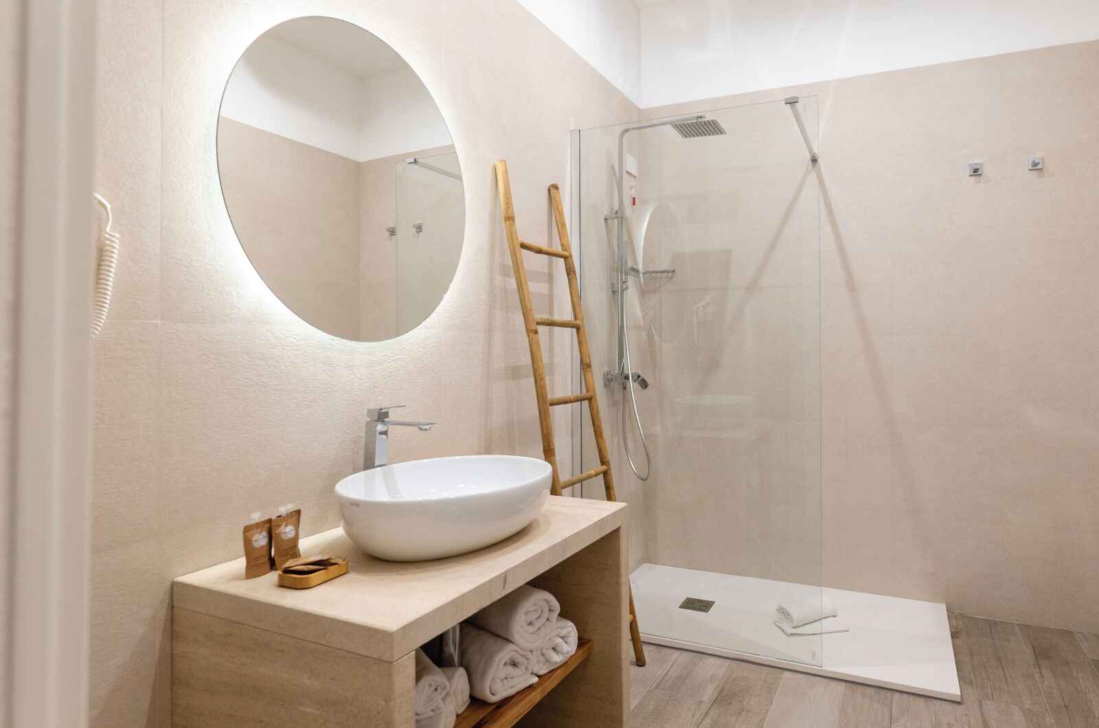 Vista interno bagno camera superior sabbia tropea rooms