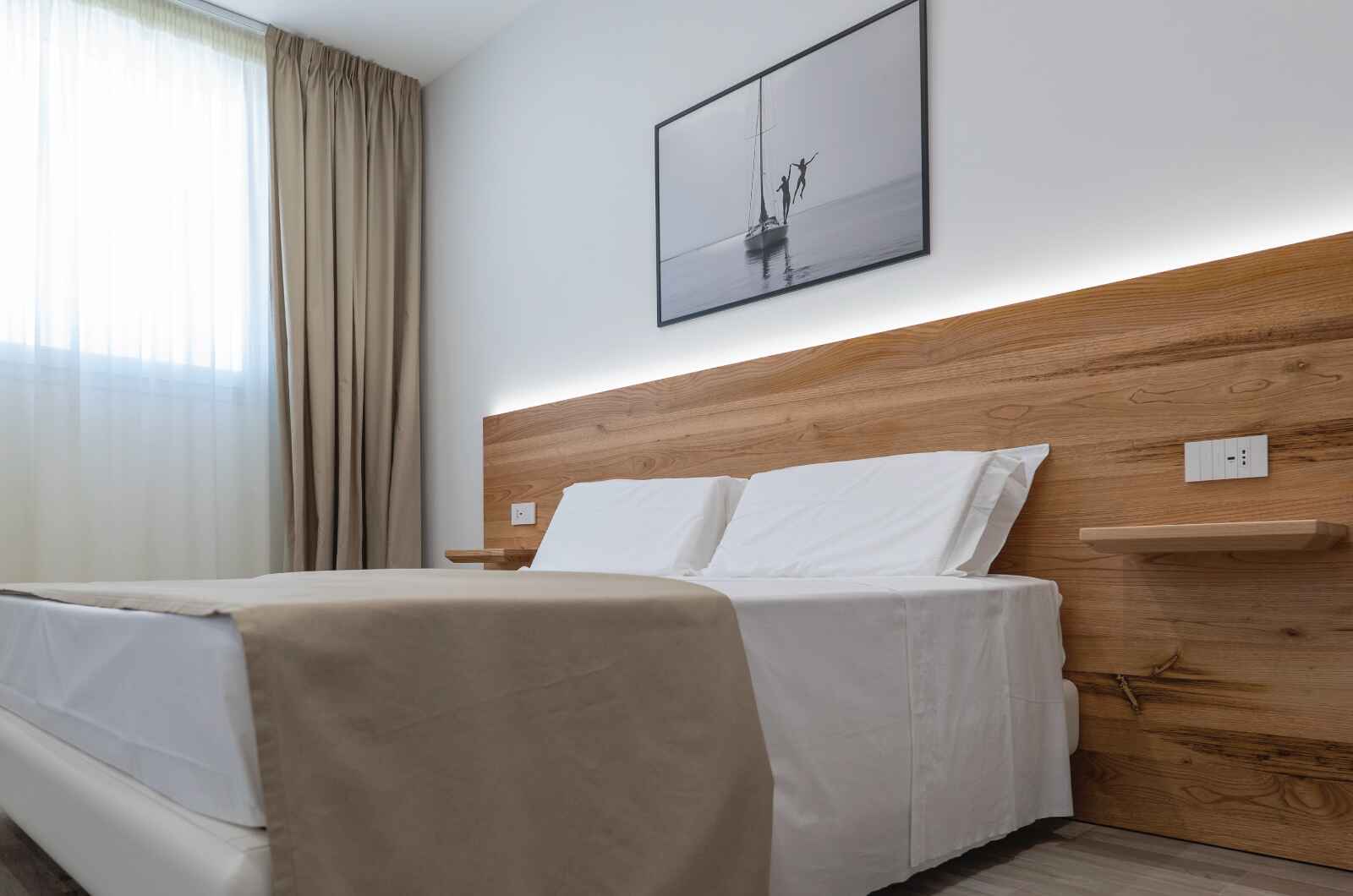 Vista interno letto camera deluxe sabbia tropea rooms