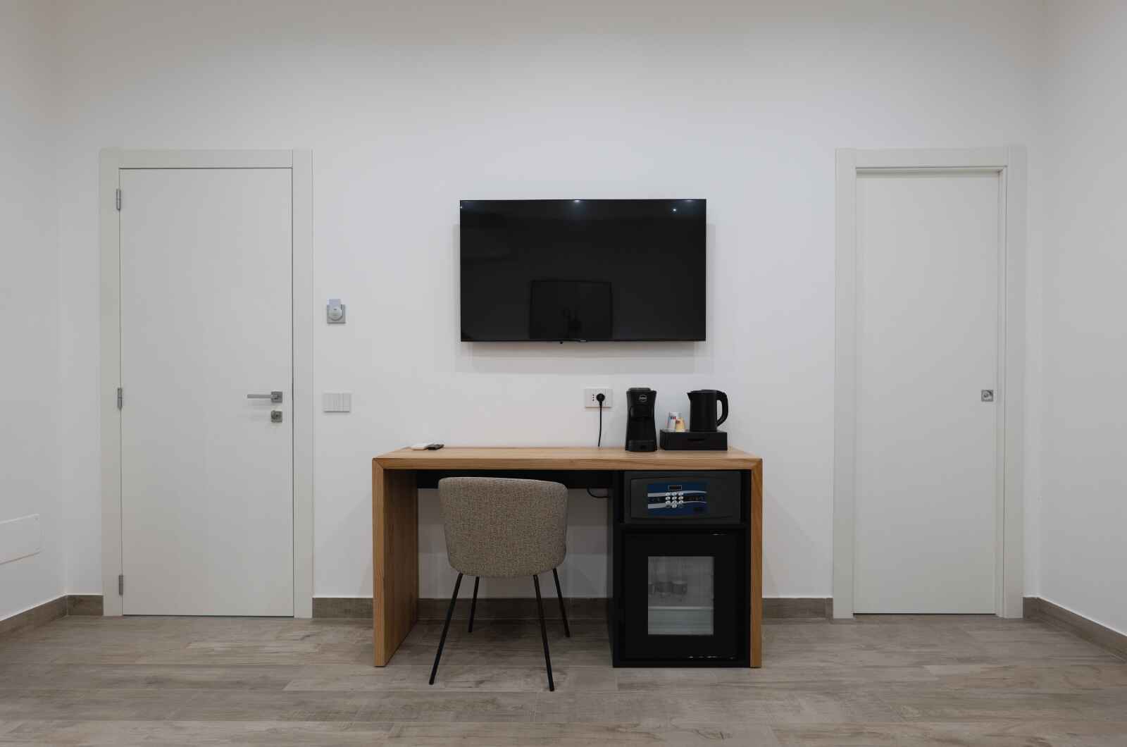 Vista interno angolo tv camera deluxe sabbia tropea rooms