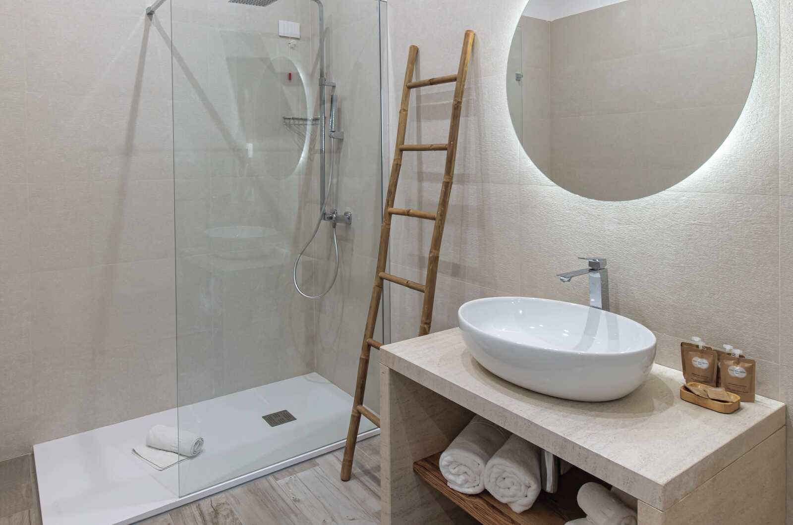Vista interno bagno camera superior sabbia tropea rooms